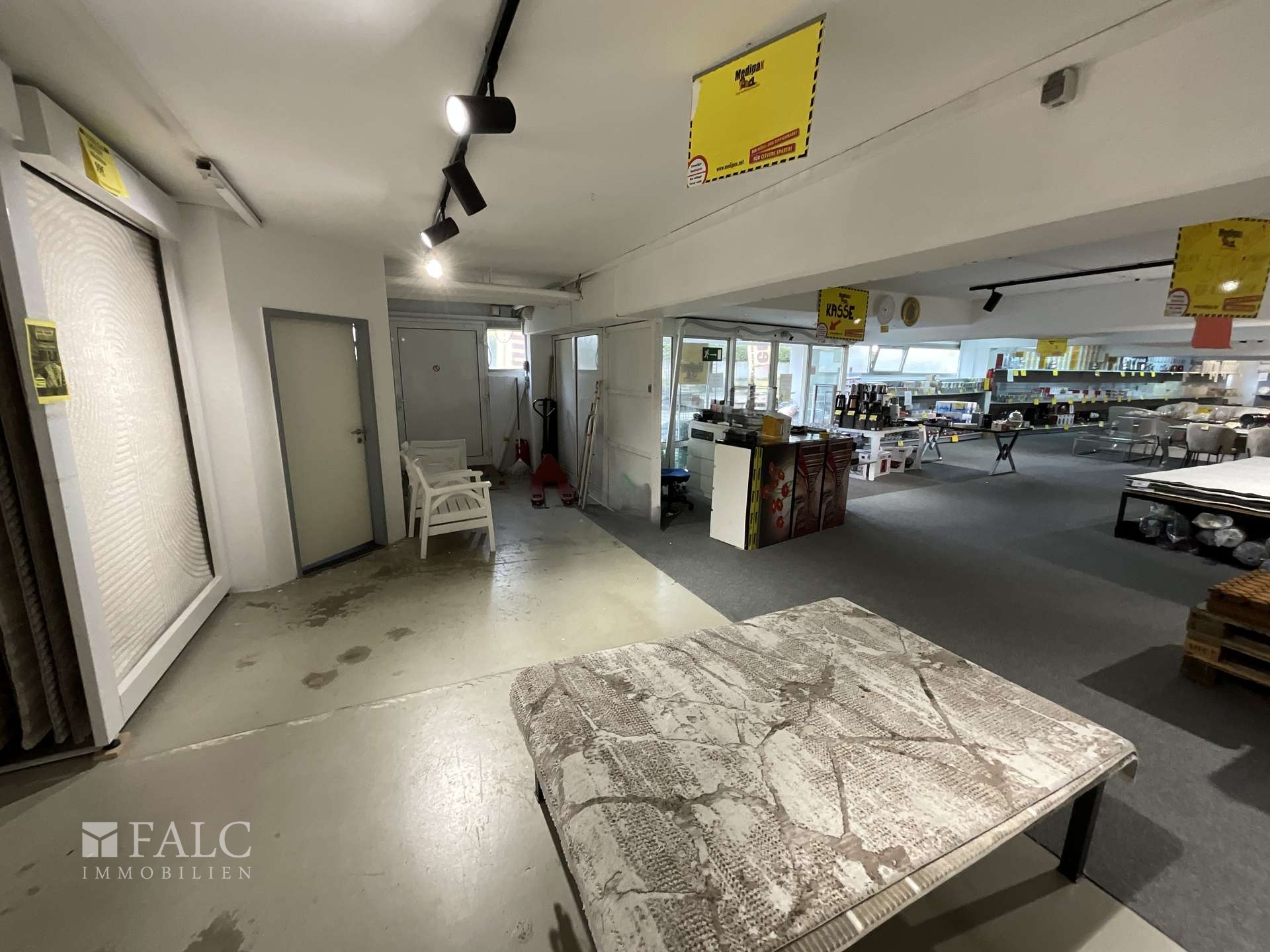 Kassenbereich mit Büro